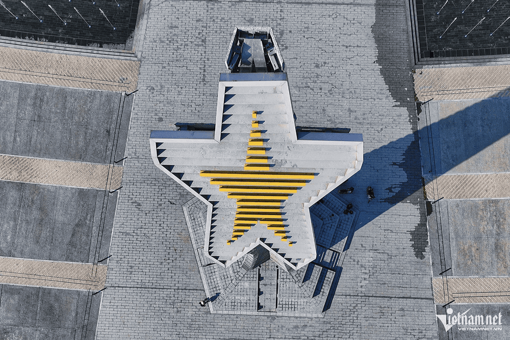 The architectural lines of the Victory Tower are interconnected and harmoniously aligned, creating a visually striking effect (Source: VietNamNet)